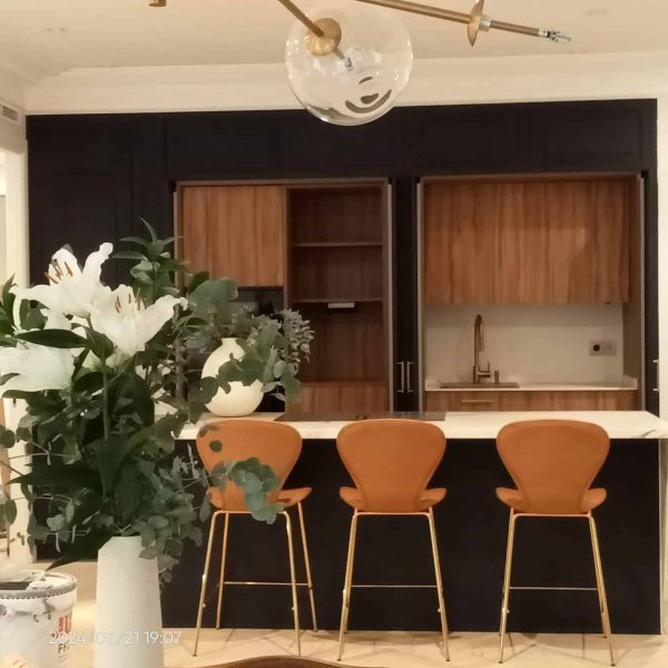 Cocina elegante con lacado y madera - Imagen 11
