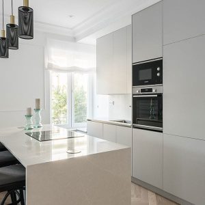 Cocina con isla integrada en el salón