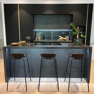 Cocina con isla en tonos oscuros