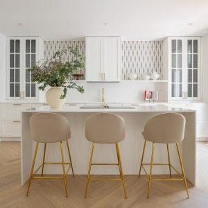 Cocina con isla de estilo clásico