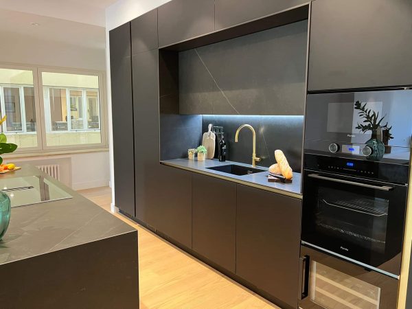 Cocina con isla en tonos oscuros - Imagen 8