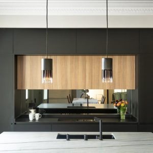 Cocina con mobiliario en negro
