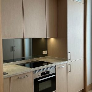 Cocina con muebles chapados en madera natural